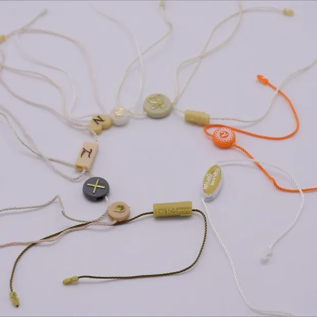 Sujetador de joyería degradable de plástico personalizado Ropa Etiqueta de logotipo de capa de PVC Etiquetas colgantes de sello de cadena para accesorios de ropa y etiqueta de ropa textil para el hogar
